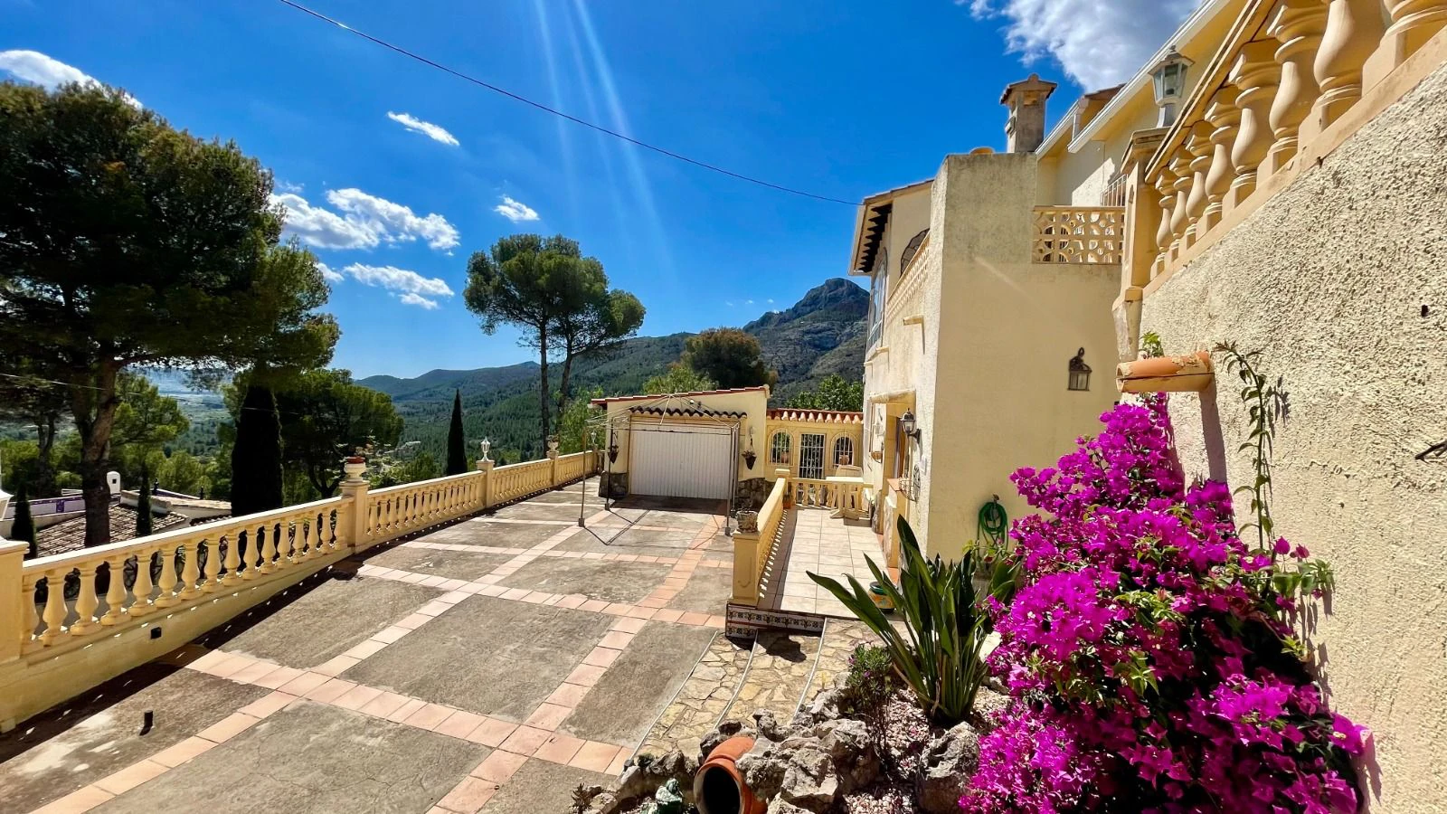 Villa for sale in Parcent: Private, corner plot