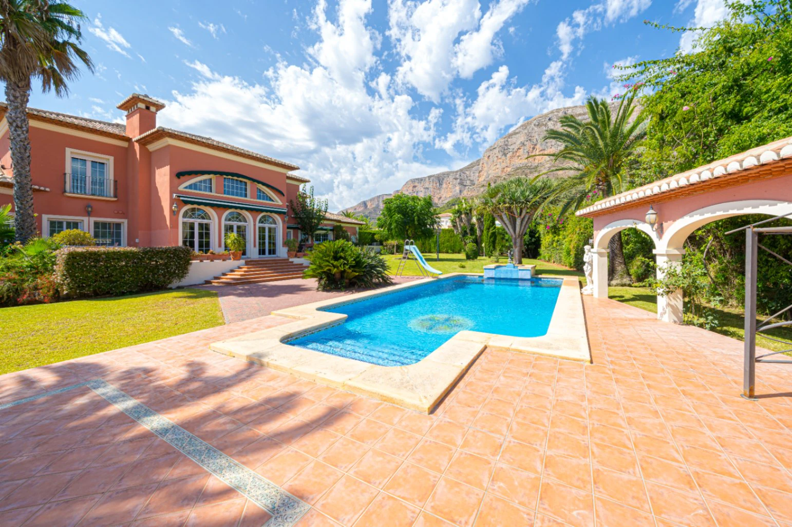 Villa te koop in Javea: Herenhuis op het zuiden
