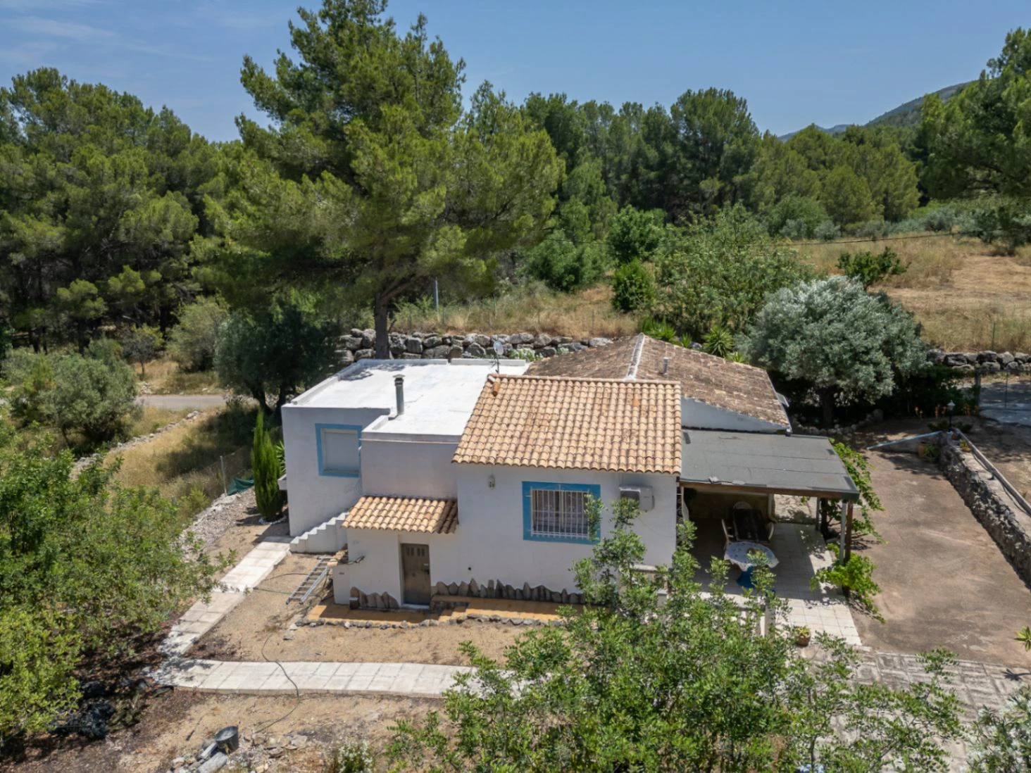 Country house for sale in Parcent: large plot, tranquil escape