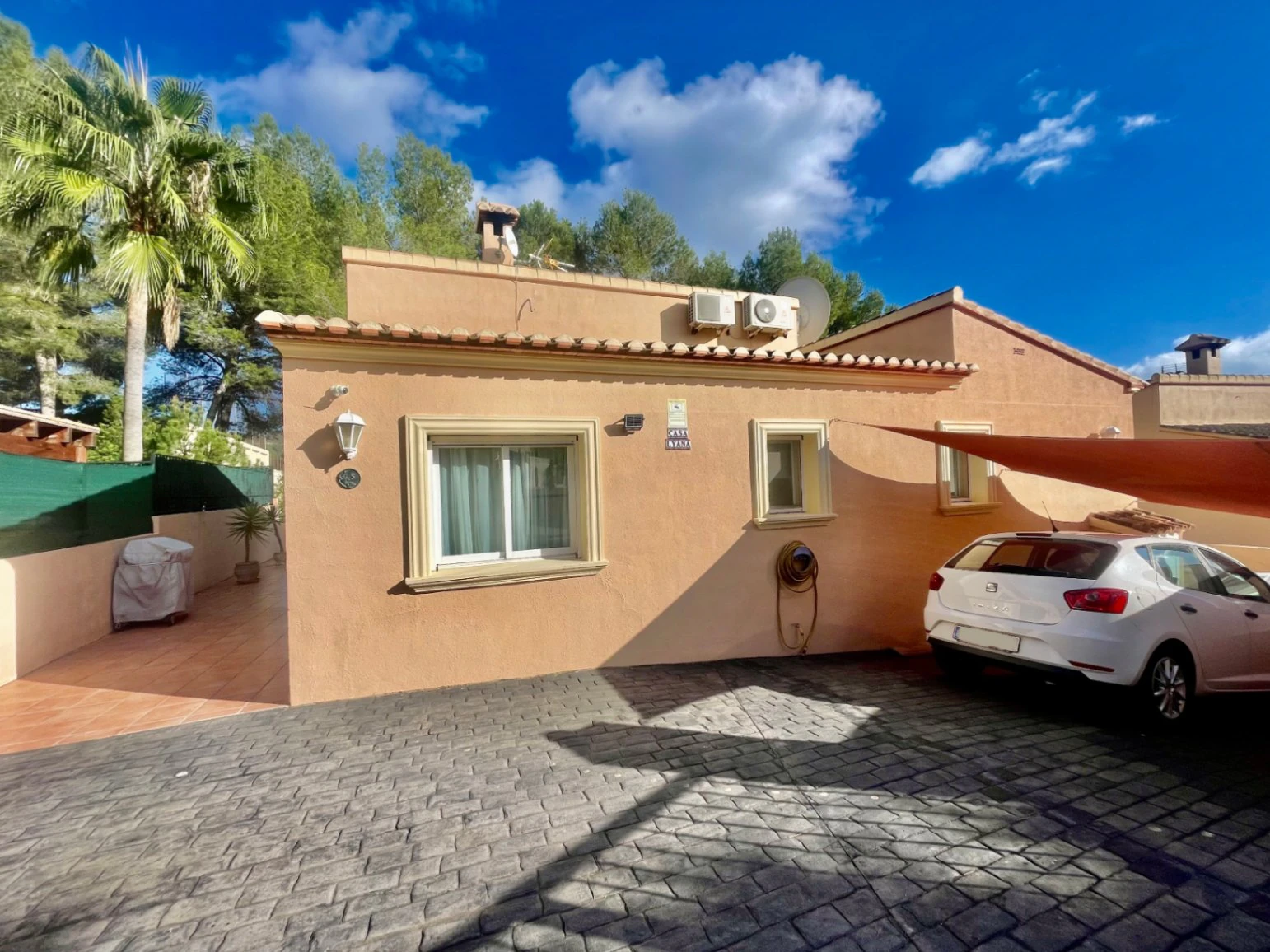 Villa for sale in Alcalali: South-facing, private
