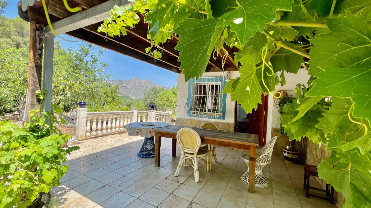 Country house for sale in Parcent: large plot, tranquil escape