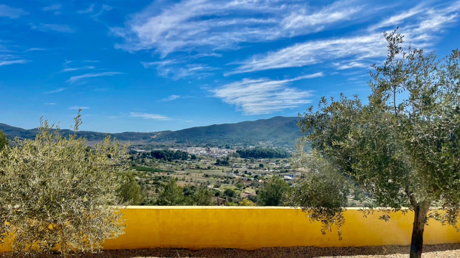 Modern townhouse for sale in Jalon: luxurious, breathtaking views