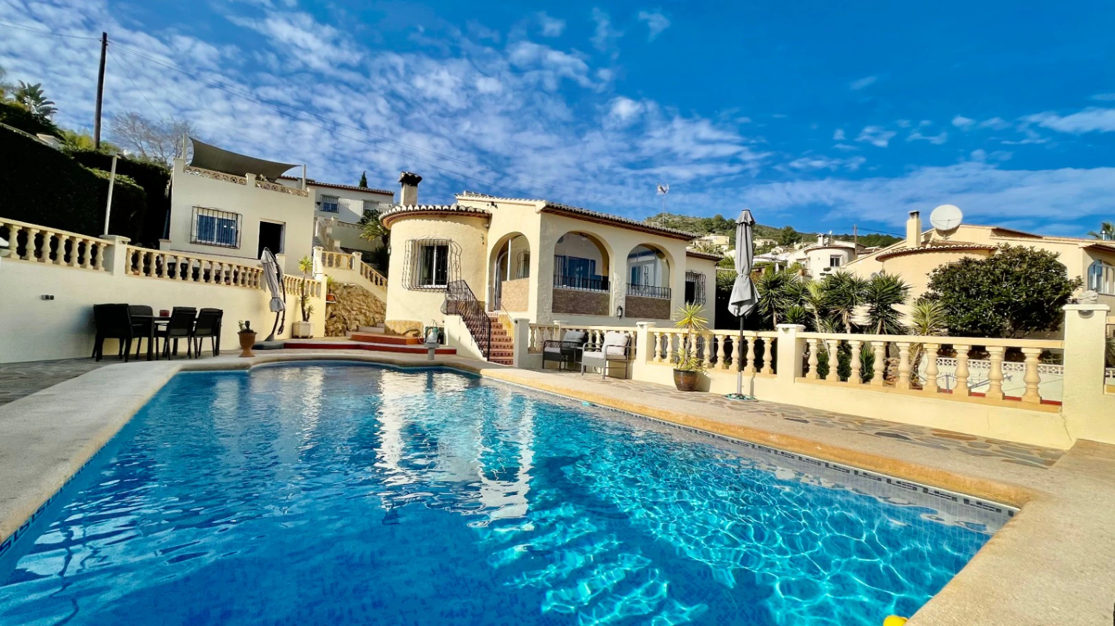 Villa for sale in Alcalali: Fabulous mountain views, excellent privacy