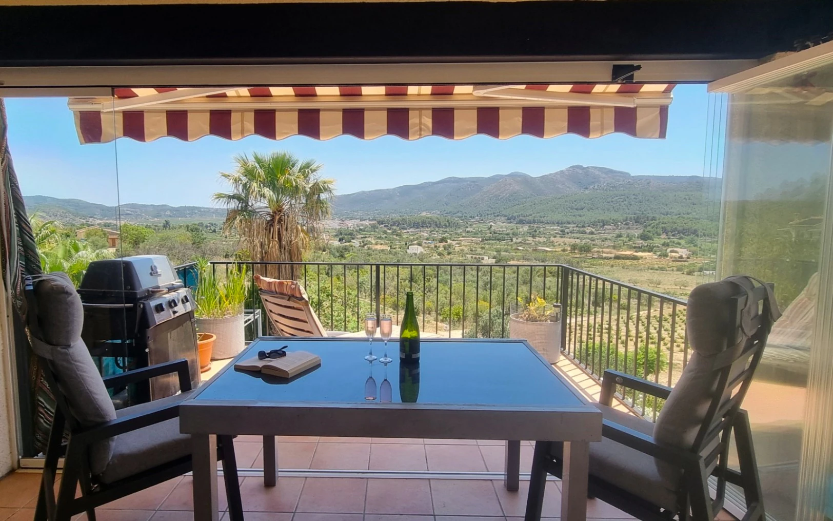 Villa for sale in Jalon: South-facing, separate guest apartment