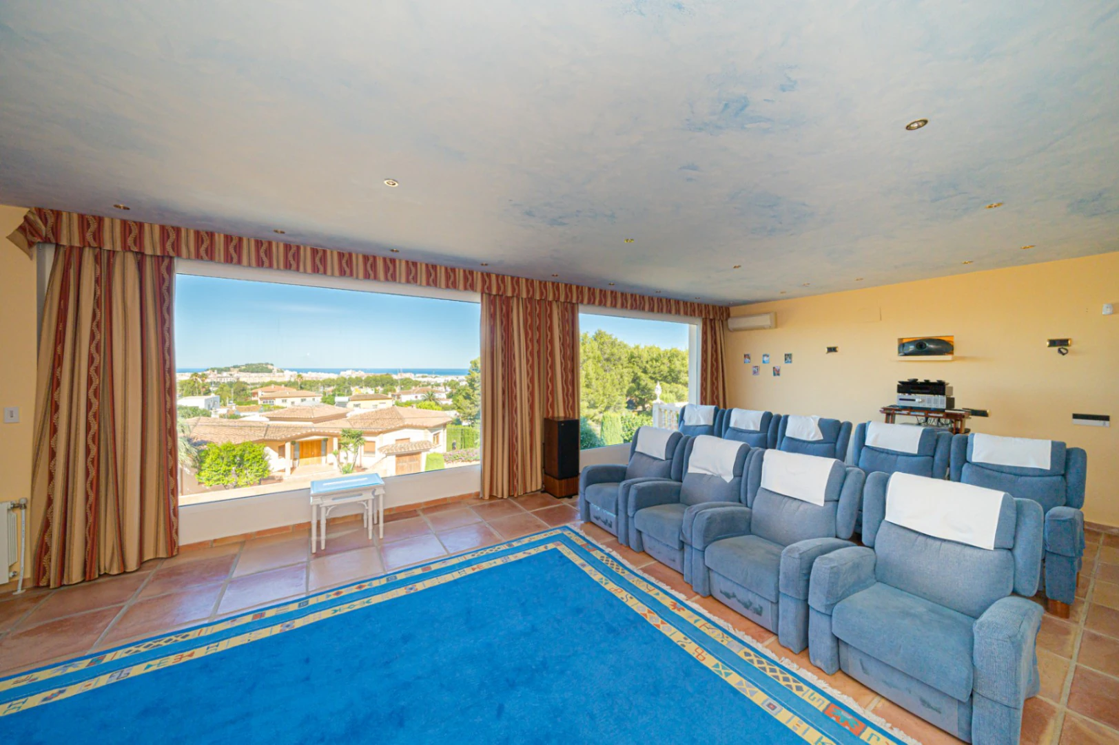 Villa for sale in Denia: Classic and elegant
