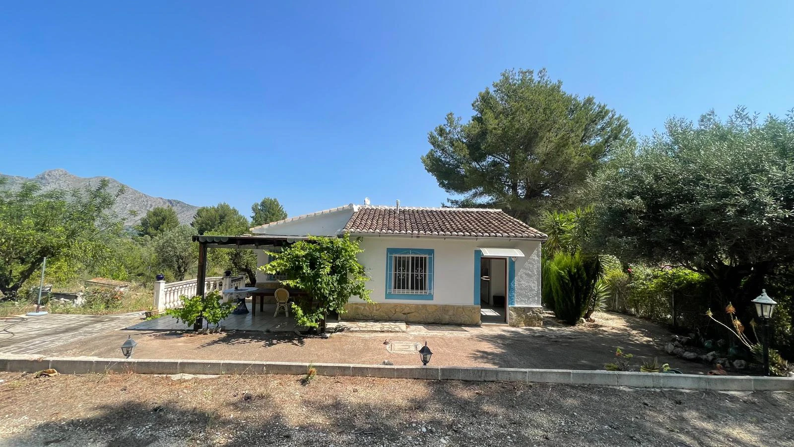 Country house for sale in Parcent: large plot, tranquil escape