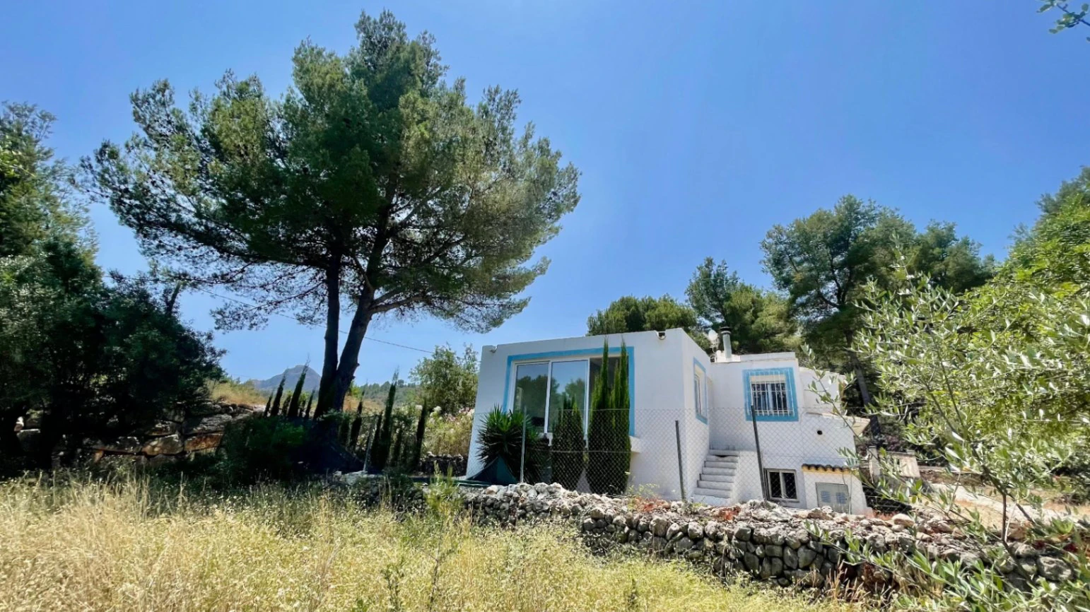Country house for sale in Parcent: large plot, tranquil escape
