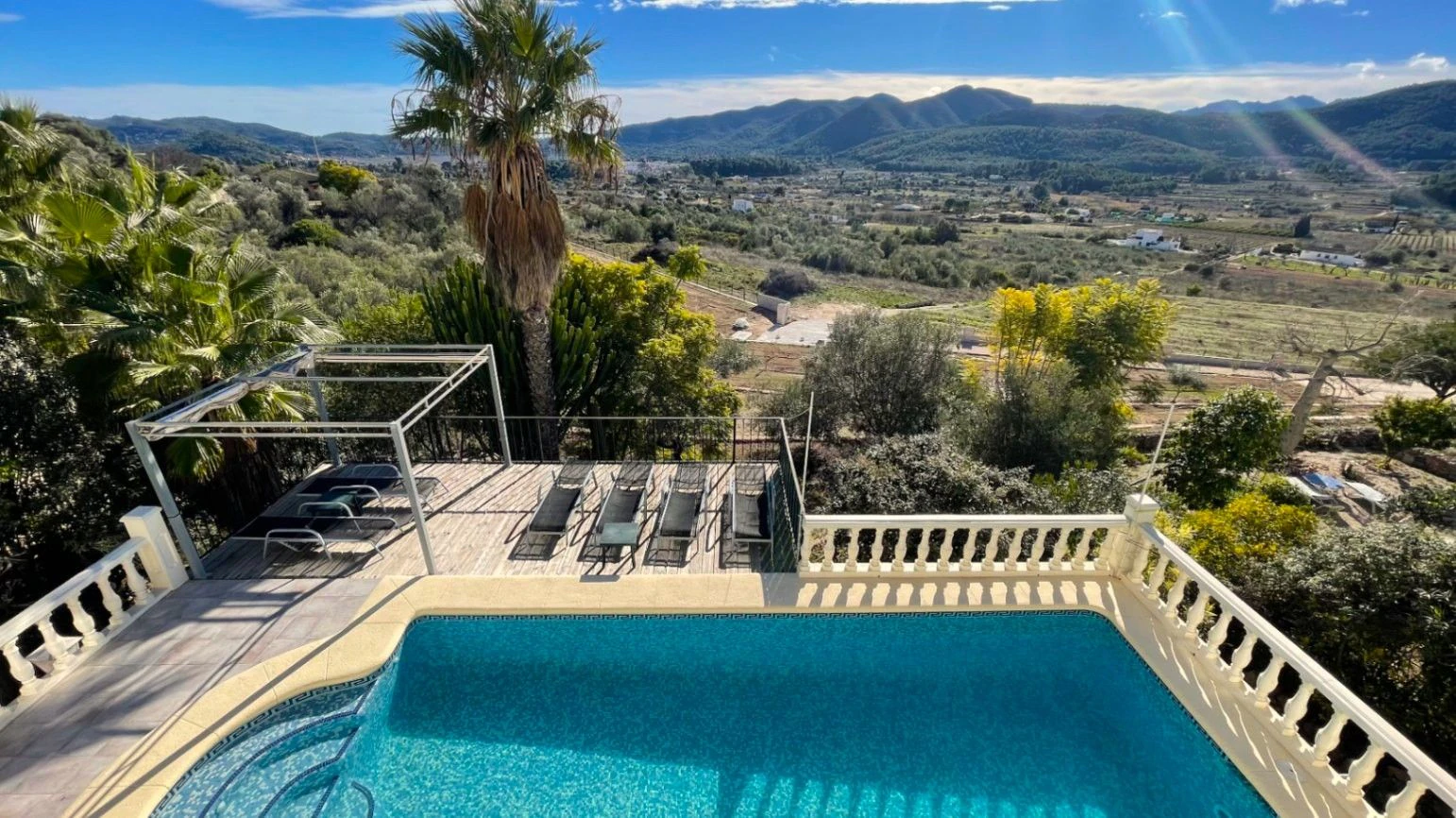 Villa for sale in Jalon: South-facing, separate guest apartment