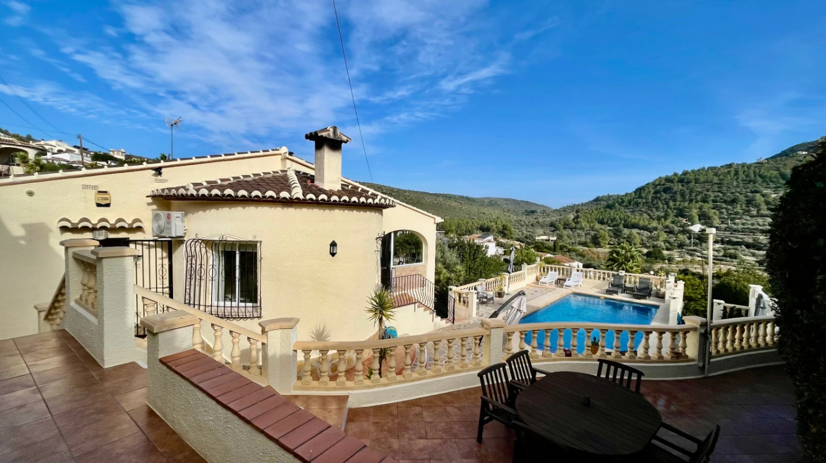 Villa for sale in Alcalali: Fabulous mountain views, excellent privacy