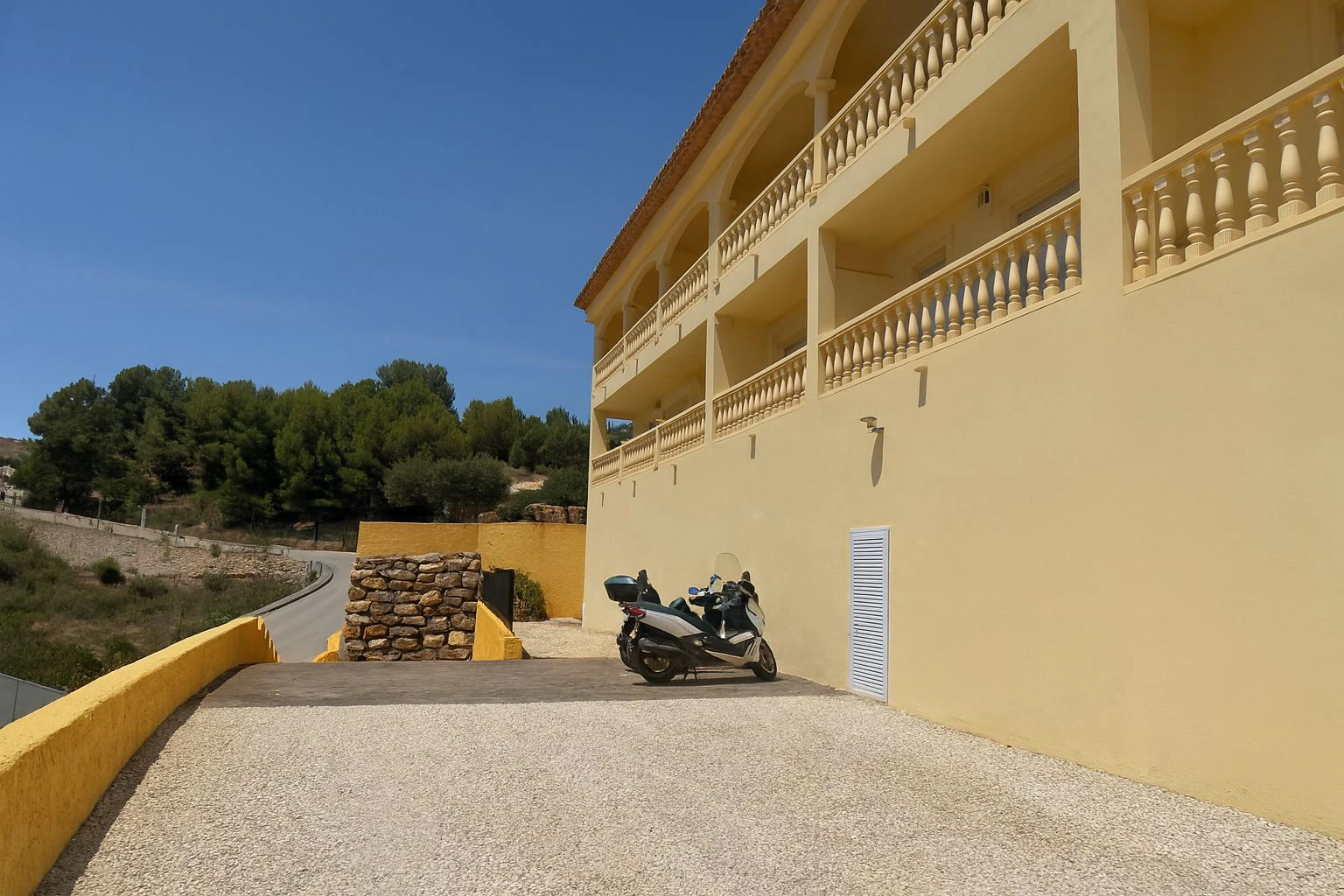 Modern townhouse for sale in Jalon: luxurious, stylish