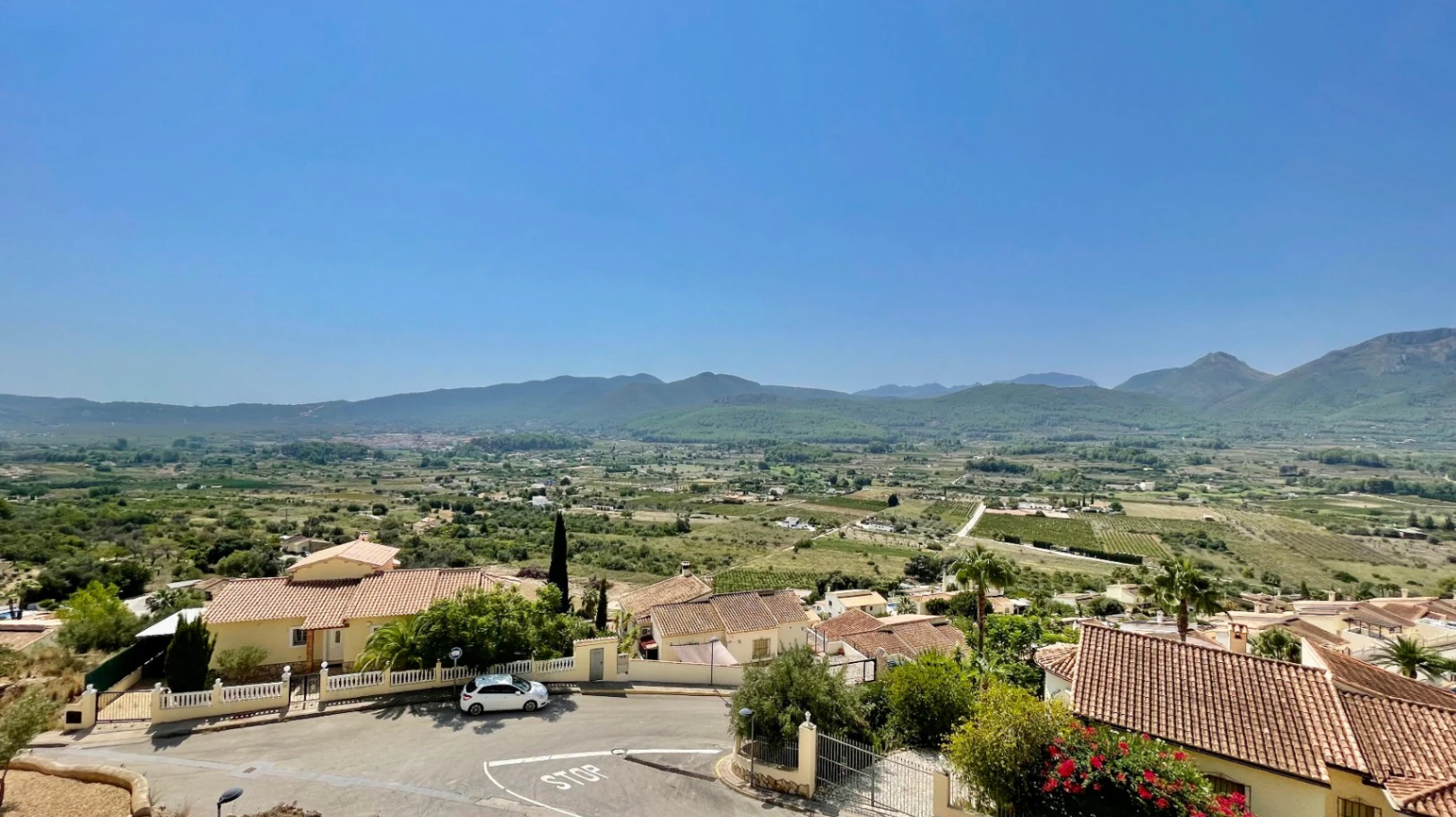 Modern townhouse for sale in Jalon: luxurious, stylish