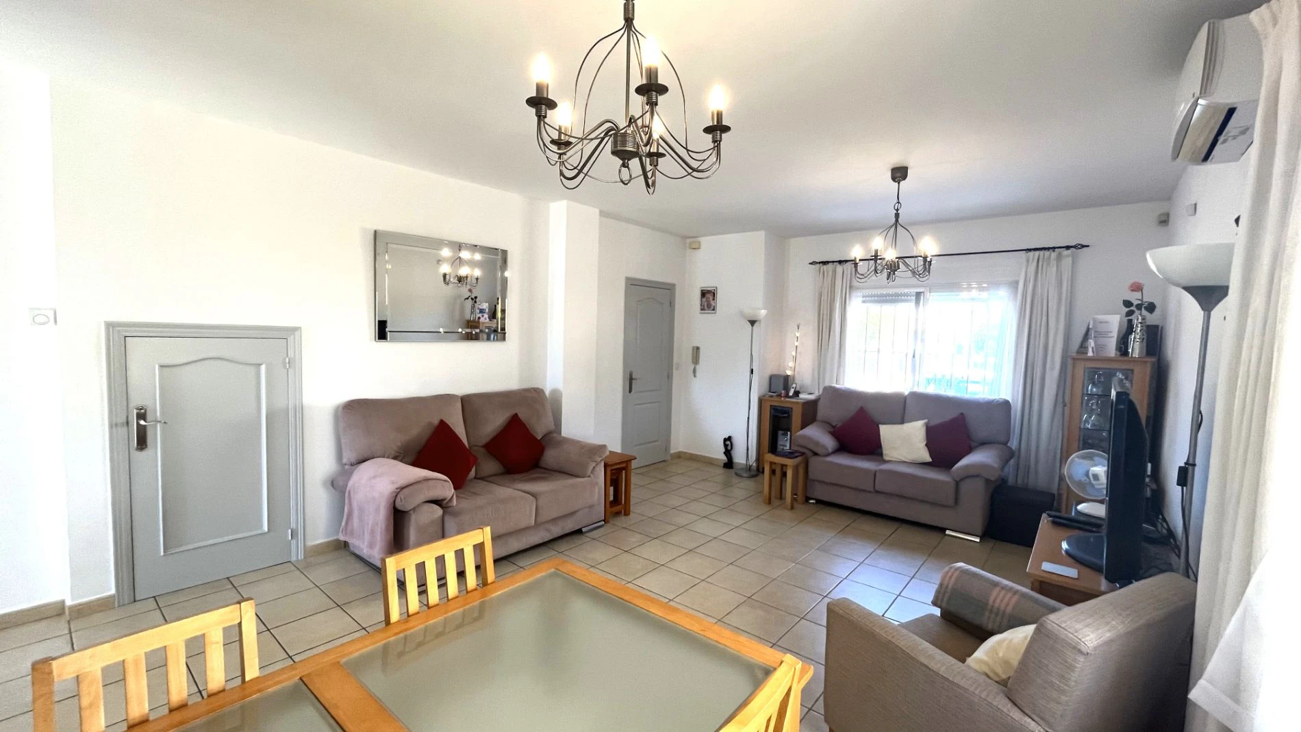 Modern, semi-detached, excellent location