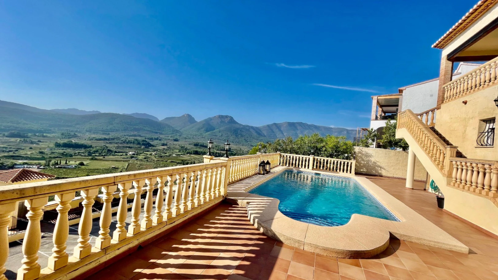 Villa for sale in Jalon: Spectacular, south-facing valley views