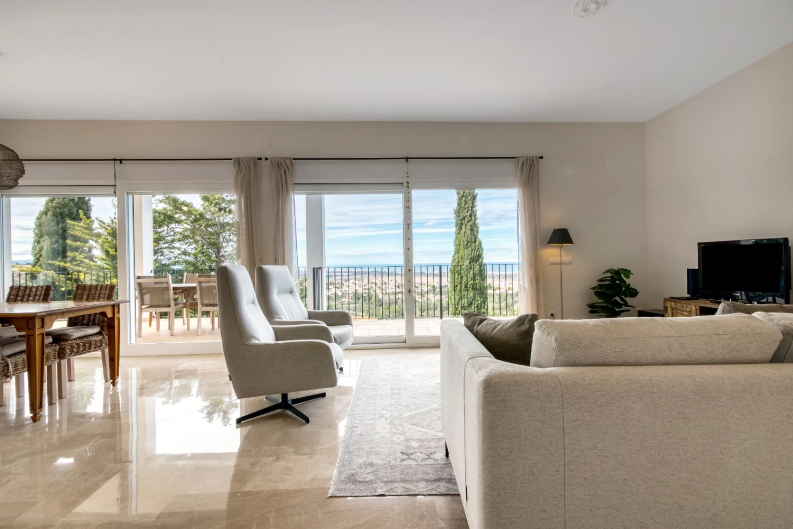 Villa for sale in Rafol: Modern, with sea views