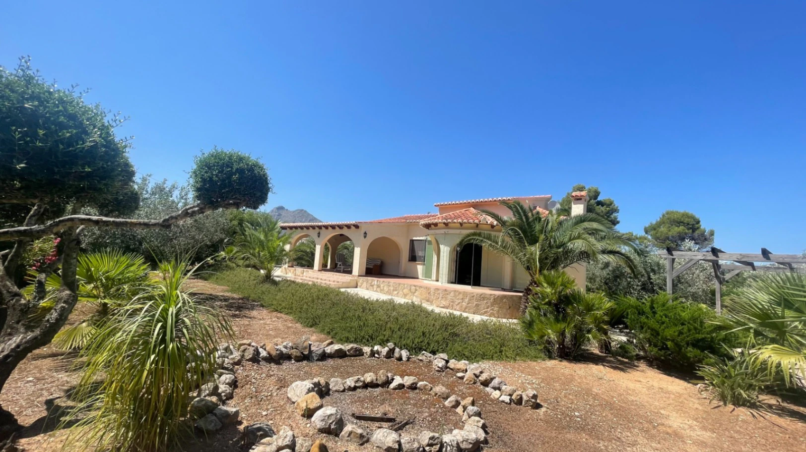 For sale in Parcent: Villa on a flat plot of 1346m2