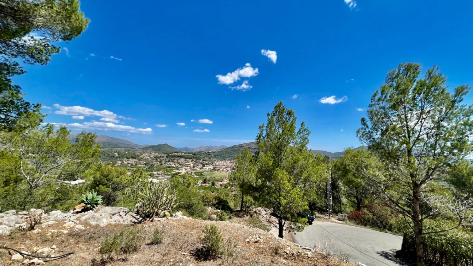 Villa for sale in Parcent: Private, corner plot