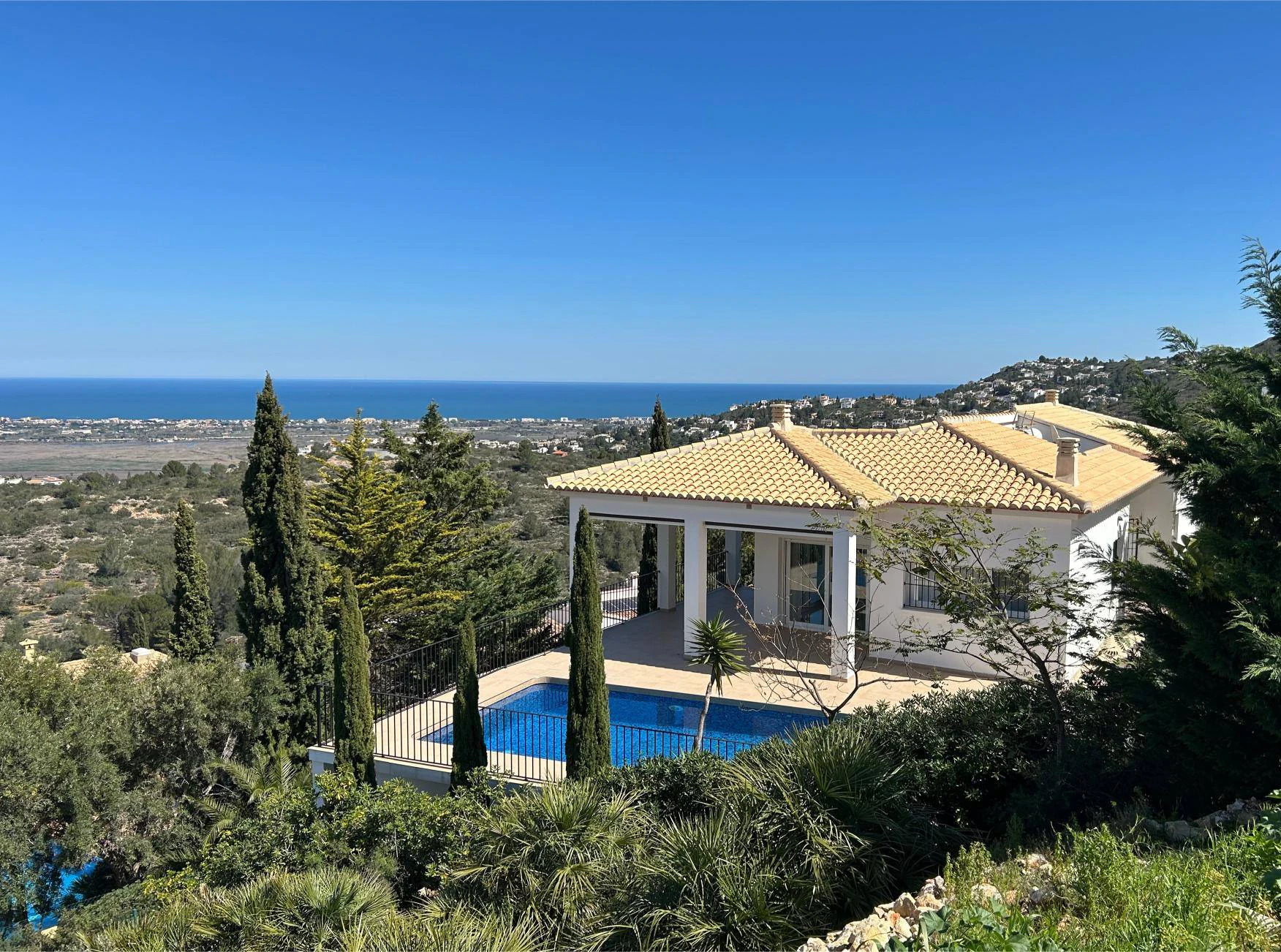 Villa for sale in Rafol: Modern, with sea views