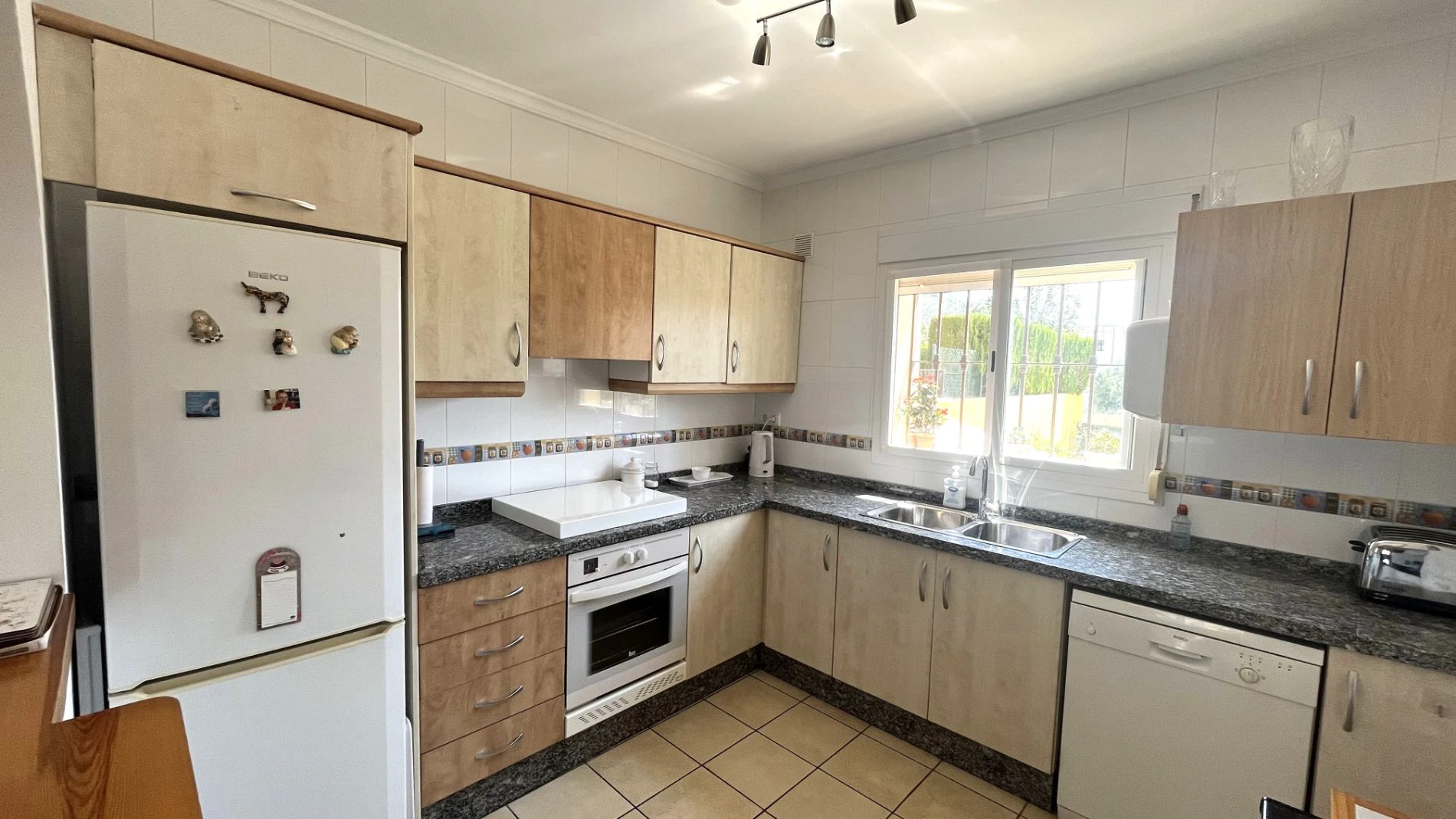 Modern, semi-detached, excellent location