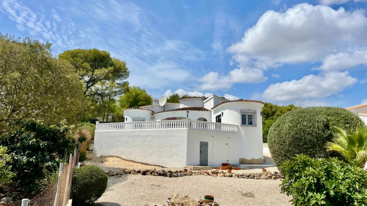 Villa for sale in Jalon: Immaculate, south-facing