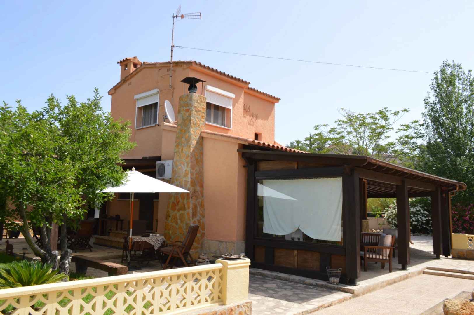 Villa for sale in Alcalali: Private, large south-facing plot, walking distance