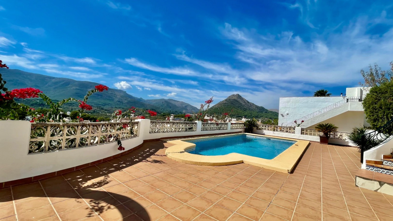 Villa for sale in Murla: Sought-after location, separate apartment