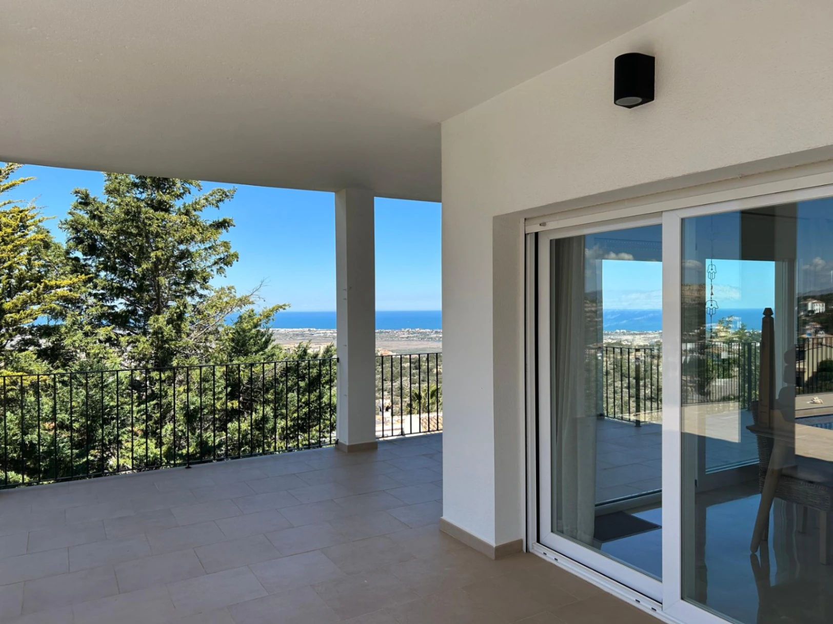 Villa for sale in Rafol: Modern, with sea views