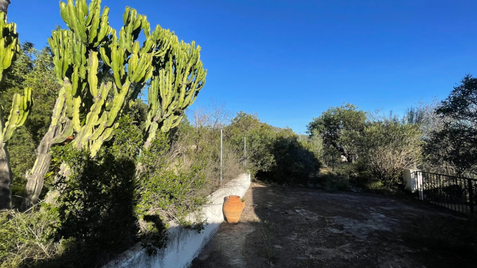 Casita for sale in Alcalali: large urban plot