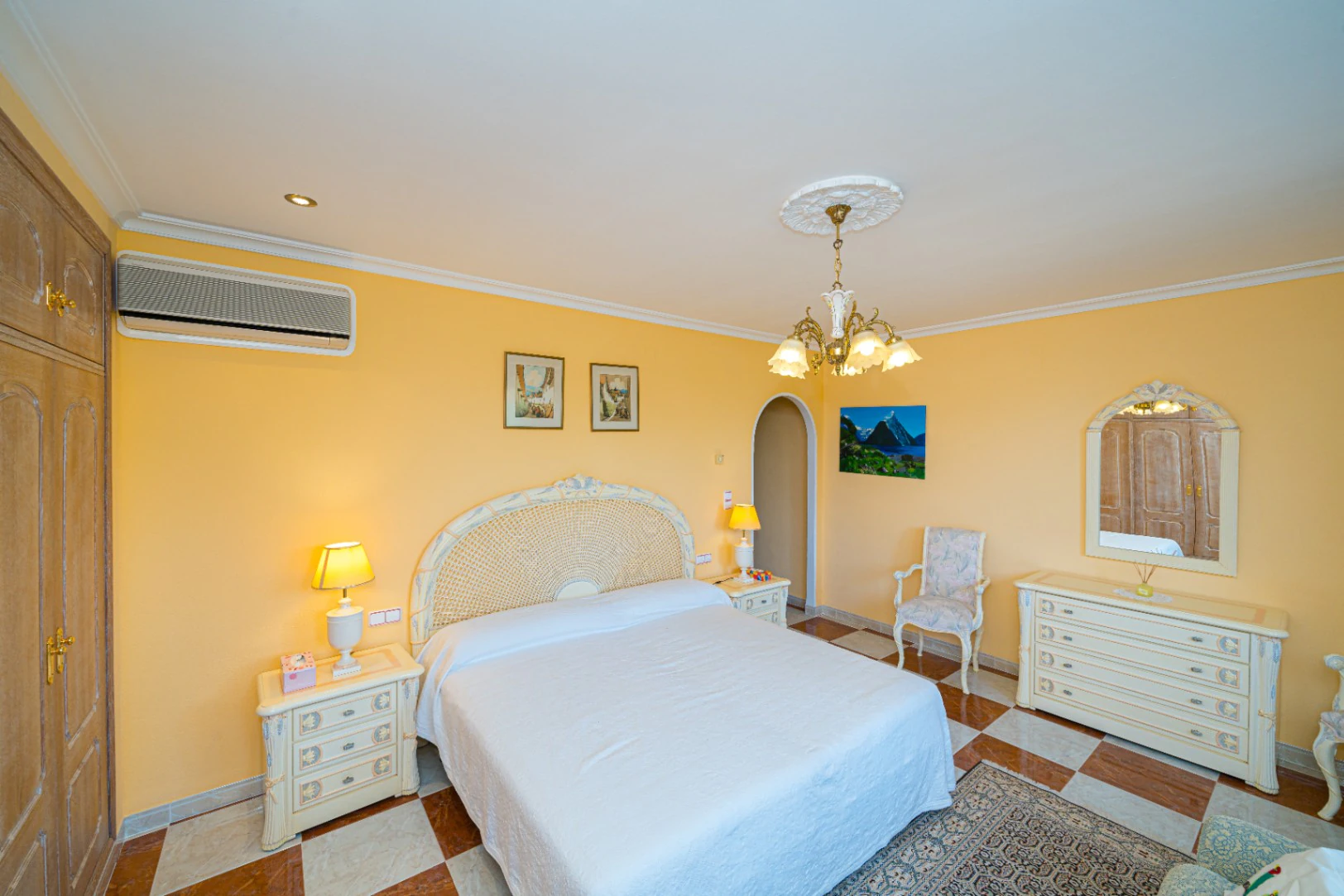 Villa for sale in Denia: Classic and elegant