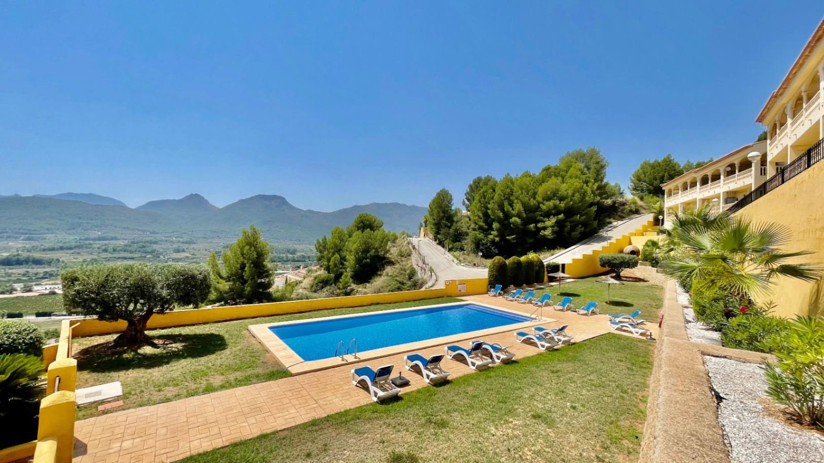 Modern townhouse for sale in Jalon: luxurious, stylish