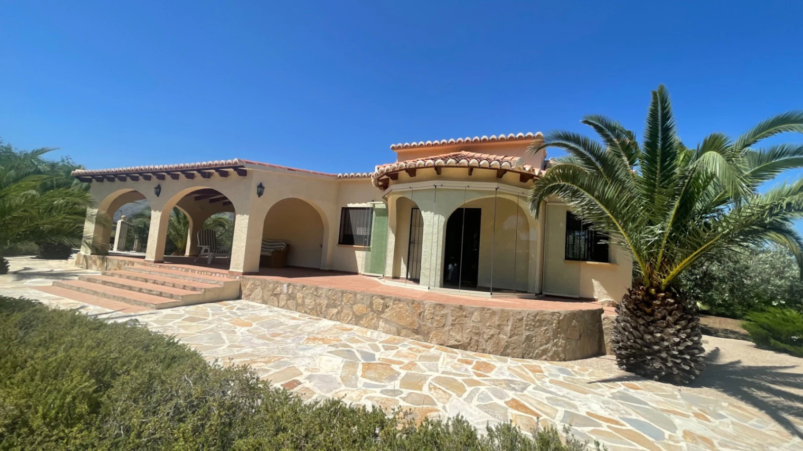 For sale in Parcent: Villa on a flat plot of 1346m2