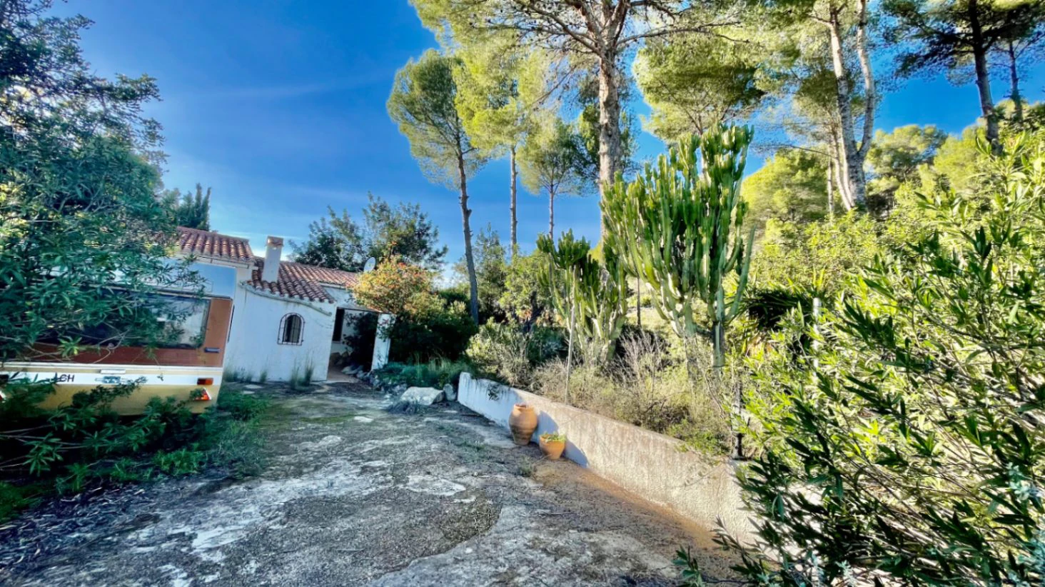 Casita for sale in Alcalali: large urban plot