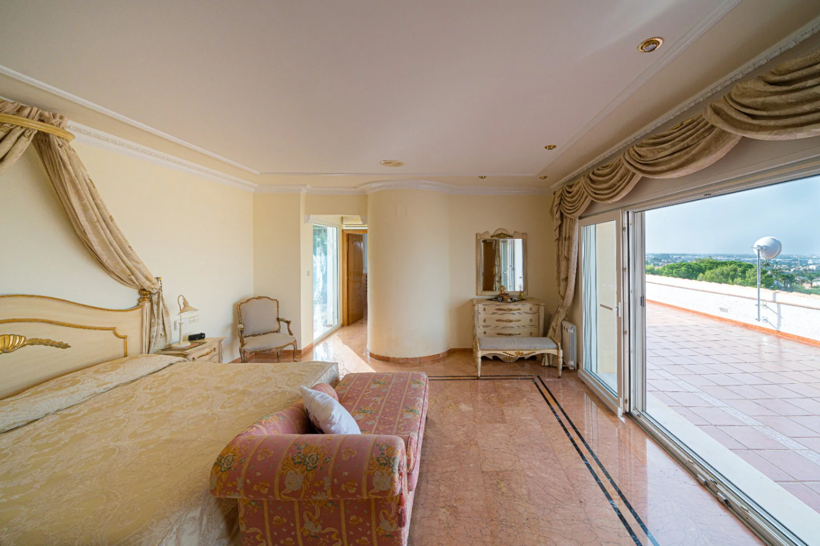 Villa for sale in Denia: Classic and elegant