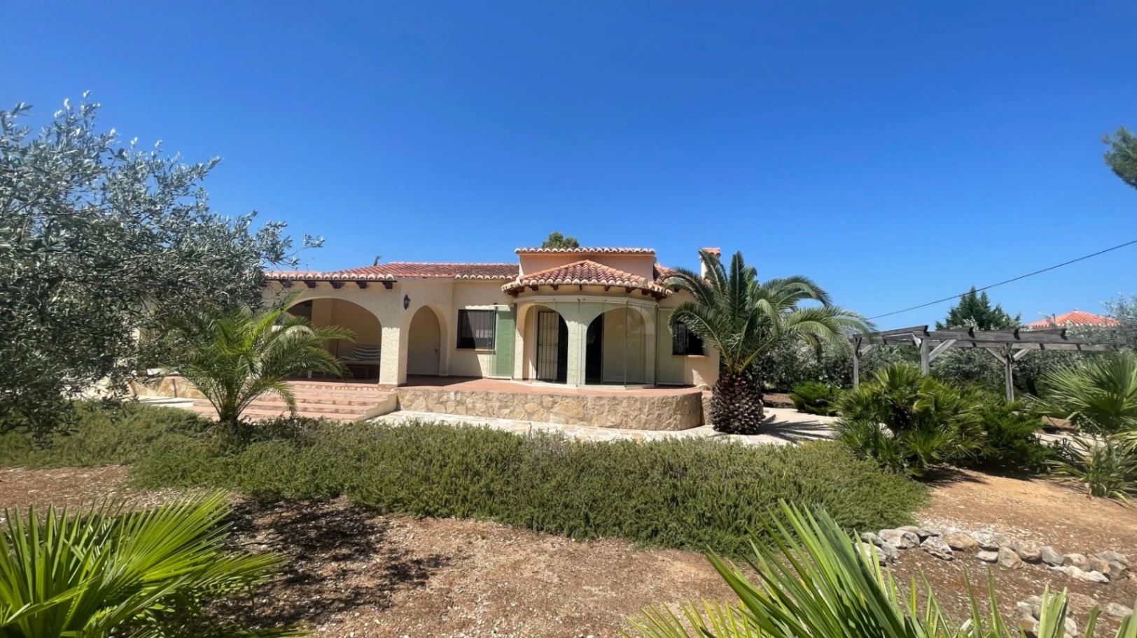 For sale in Parcent: Villa on a flat plot of 1346m2