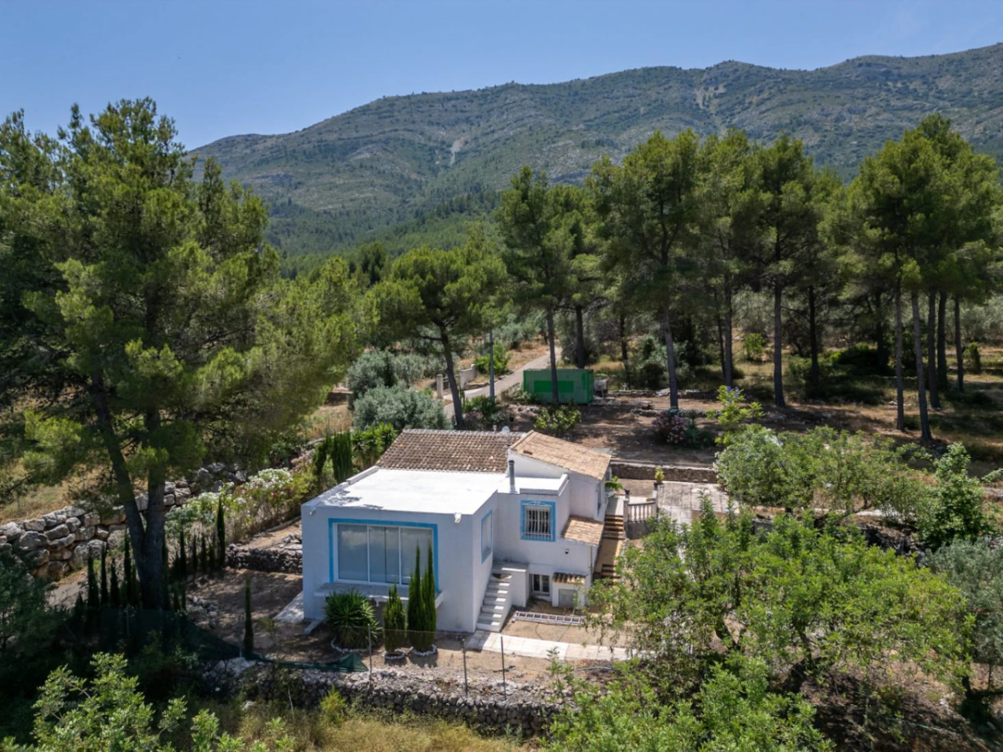 Country house for sale in Parcent: large plot, tranquil escape