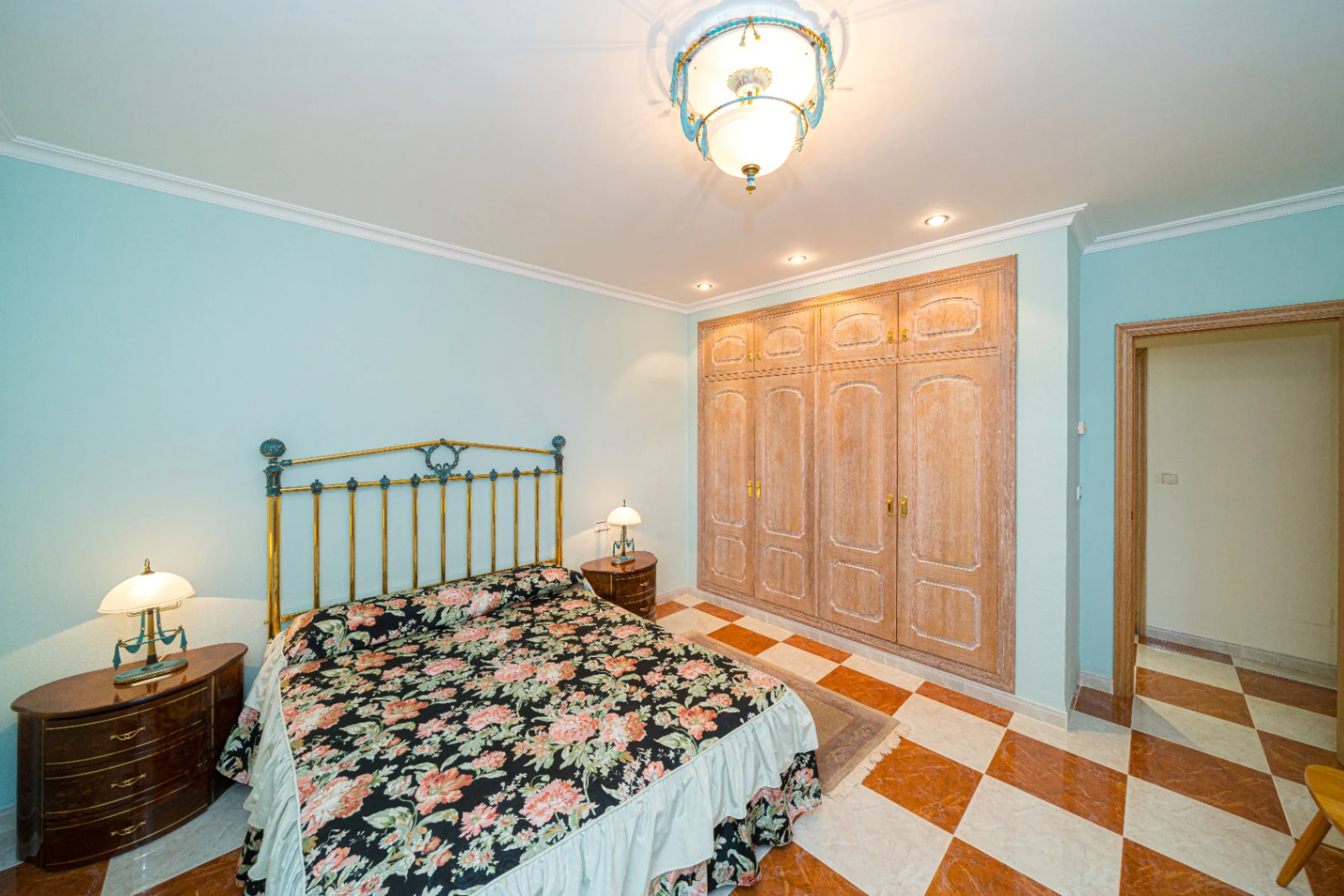 Villa for sale in Denia: Classic and elegant