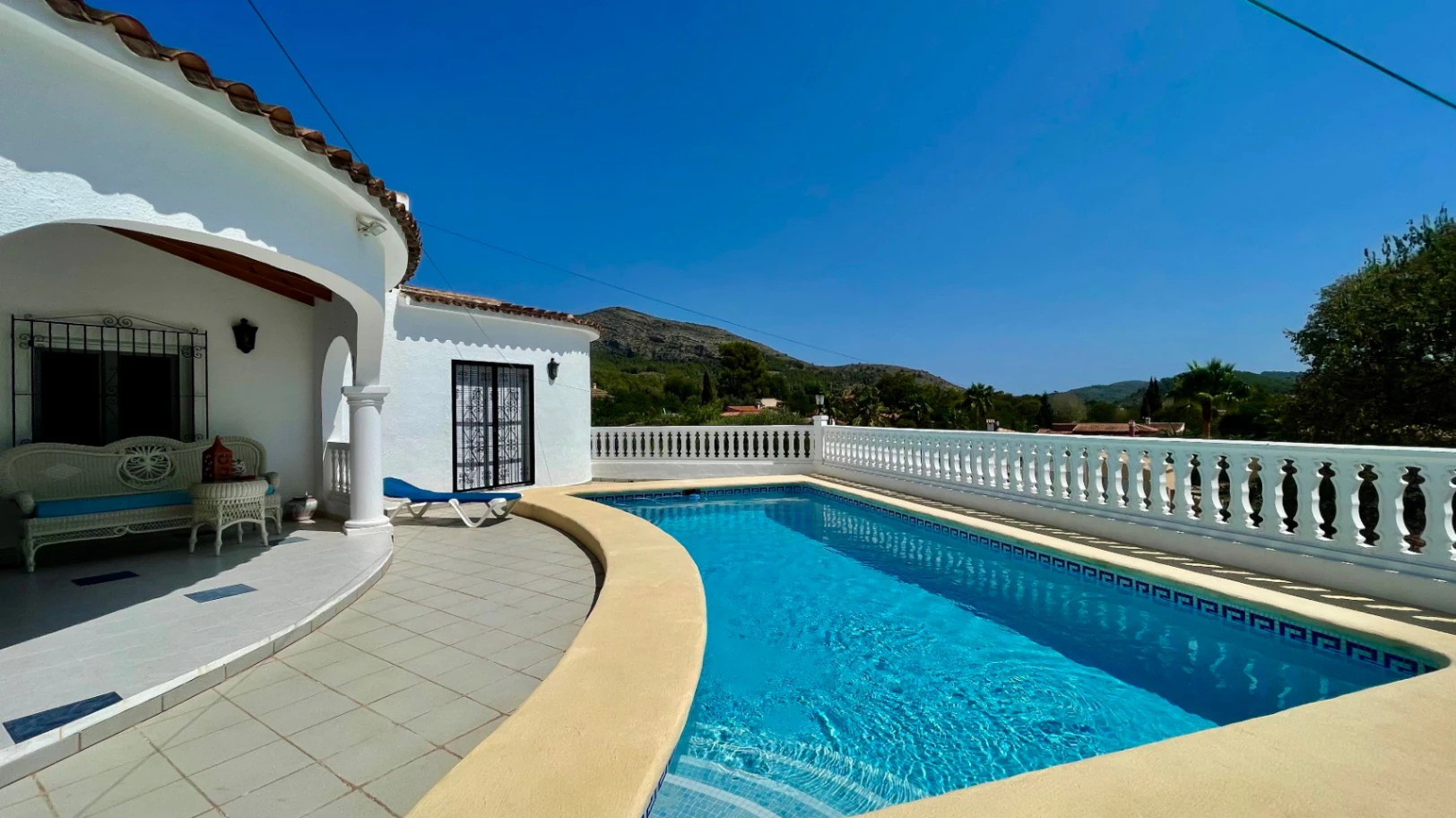 Villa for sale in Jalon: Immaculate, south-facing