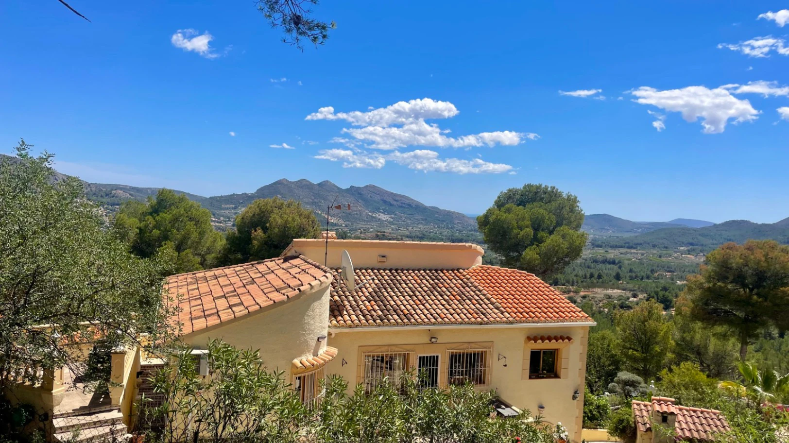 Villa for sale in Parcent: Private, corner plot
