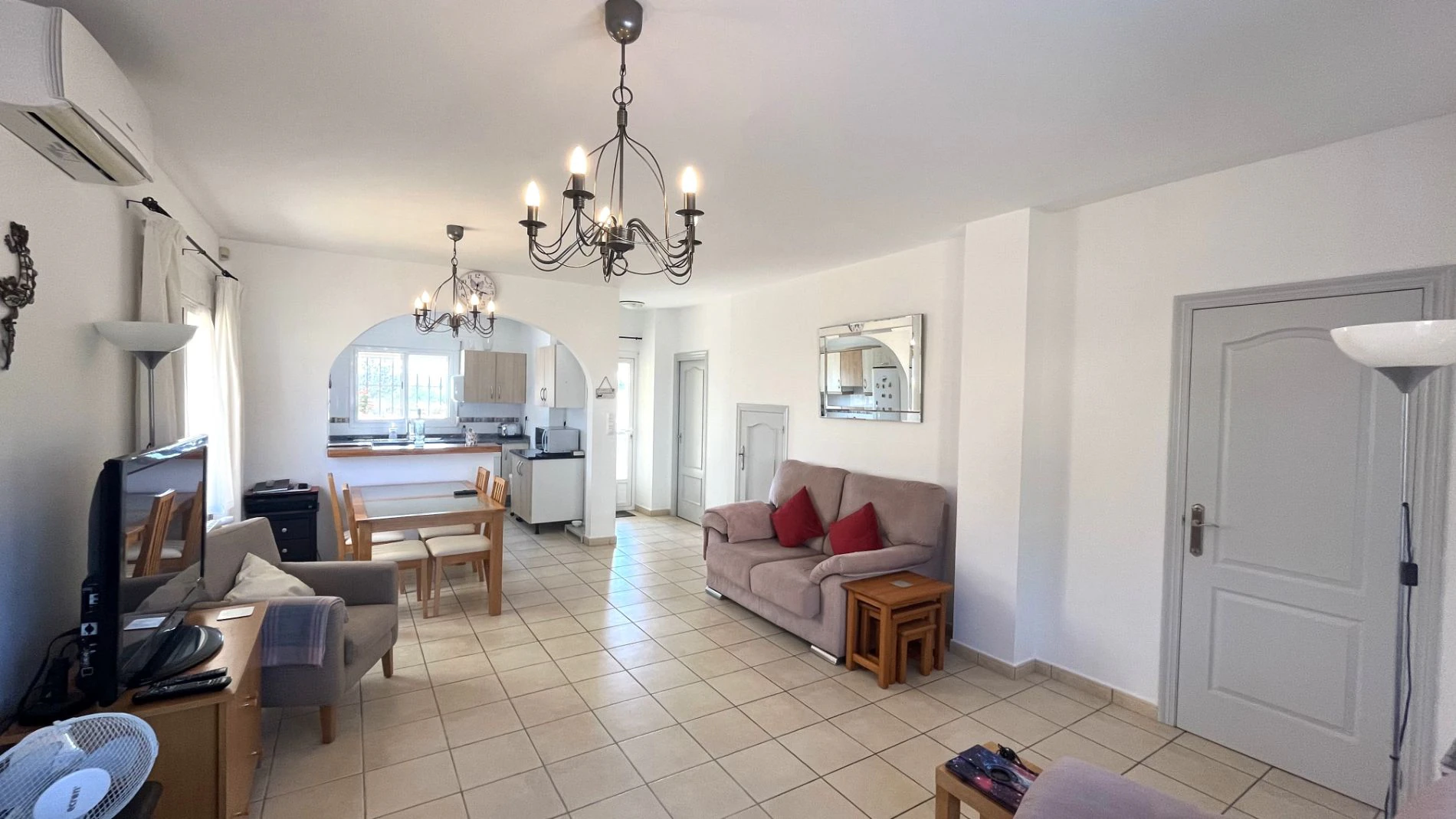 Modern, semi-detached, excellent location
