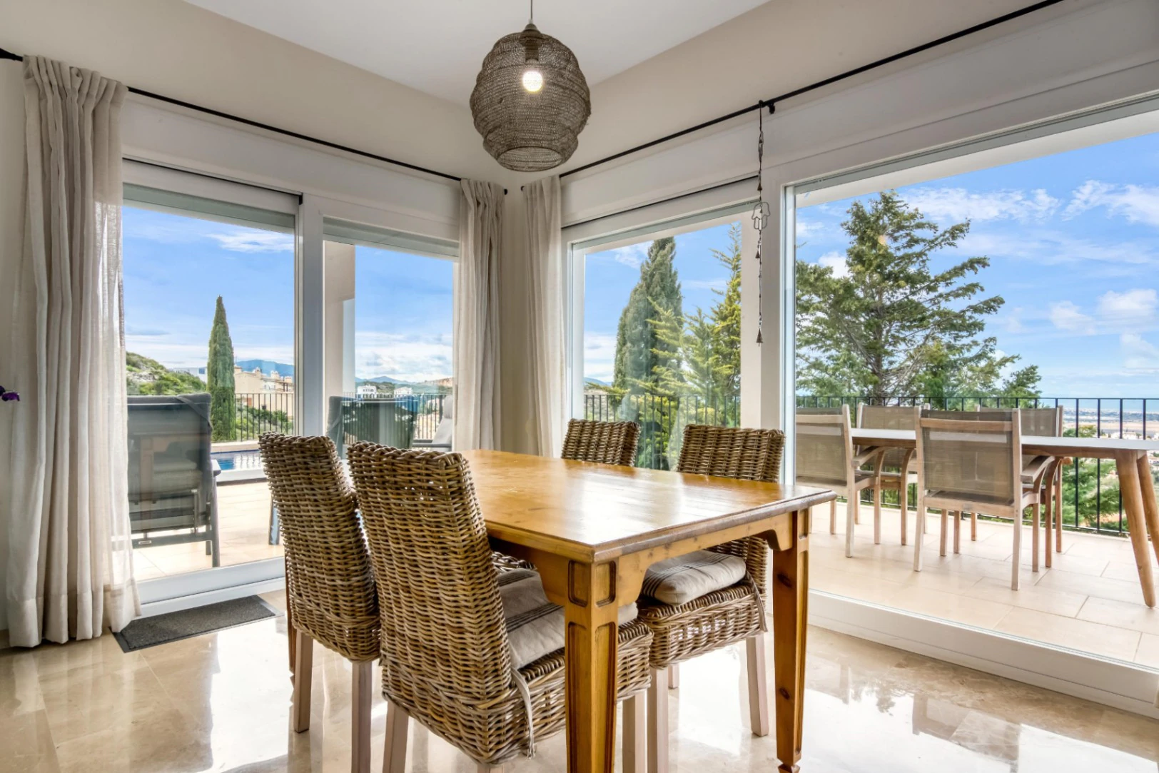 Villa for sale in Rafol: Modern, with sea views