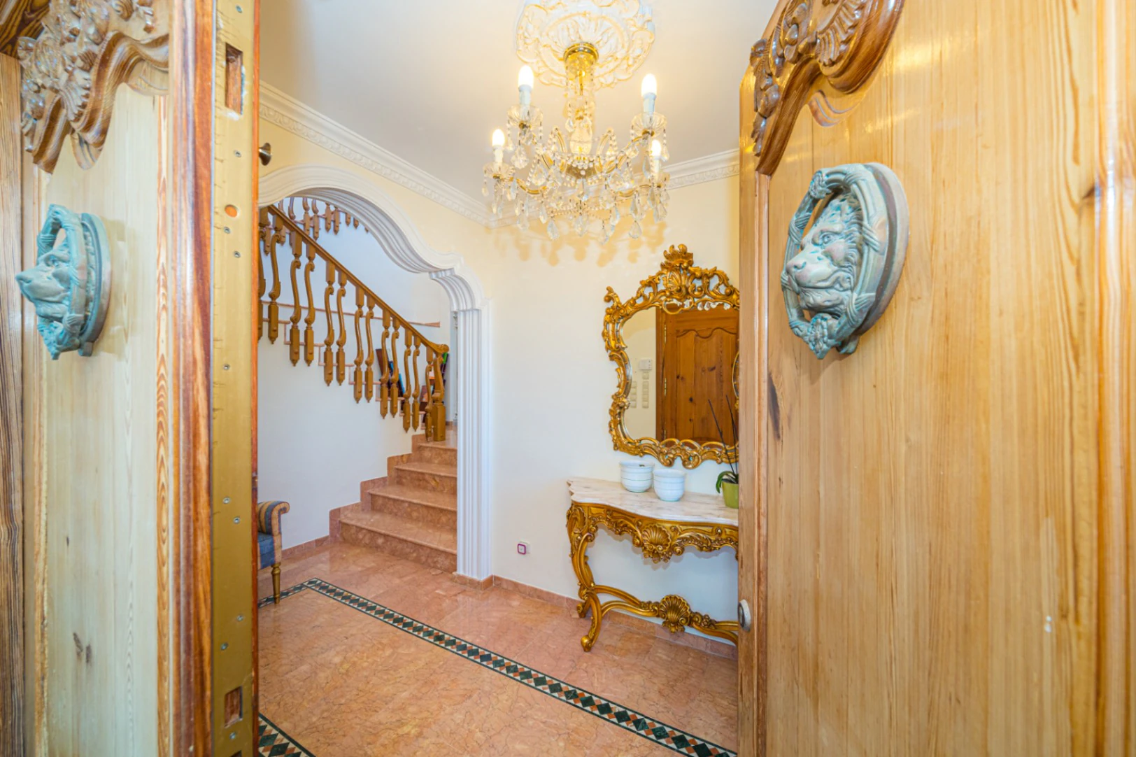 Villa for sale in Denia: Classic and elegant