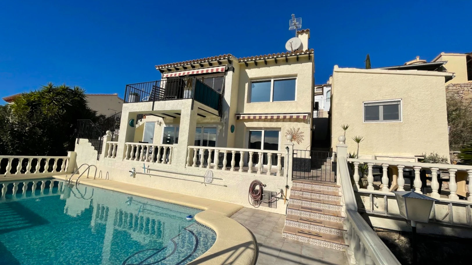 Villa for sale in Jalon: South-facing, separate guest apartment