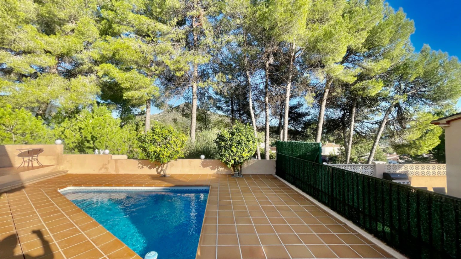 Villa for sale in Alcalali: South-facing, private