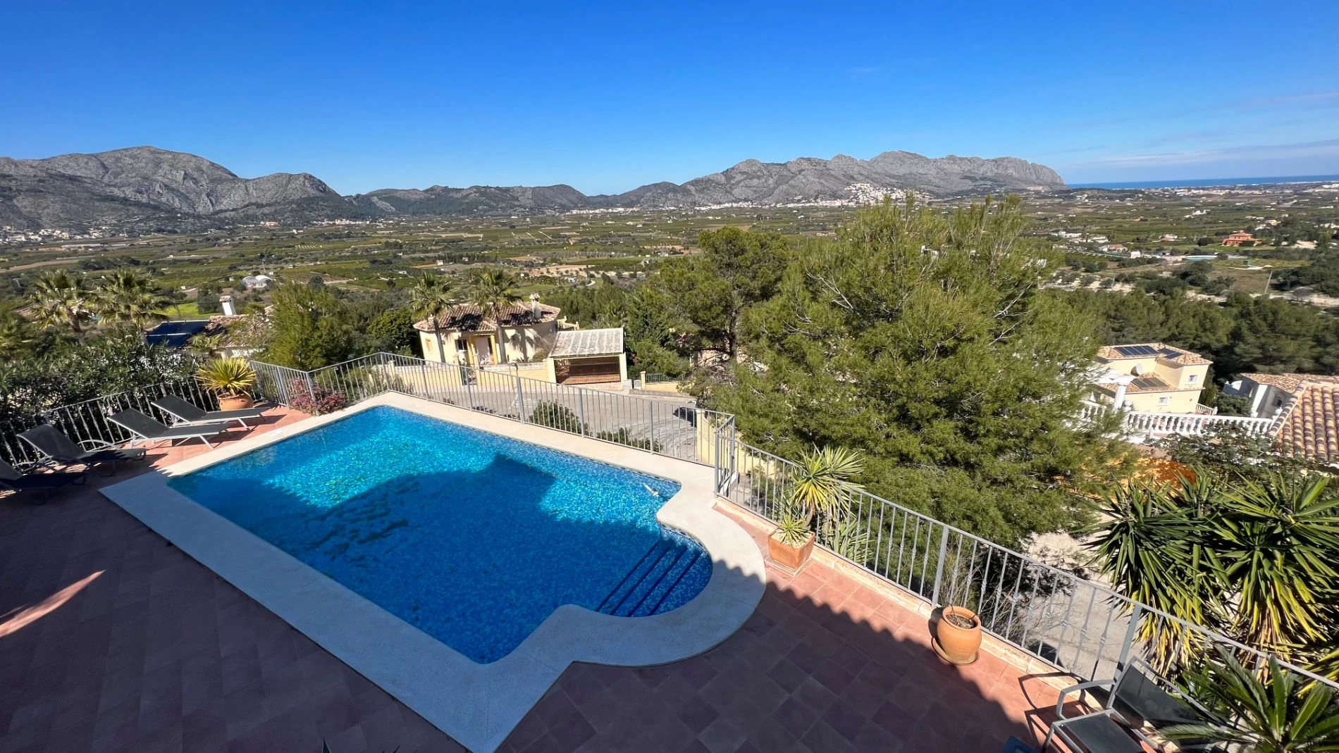 Villa for sale in Orba: Fabulous views, separate apartment