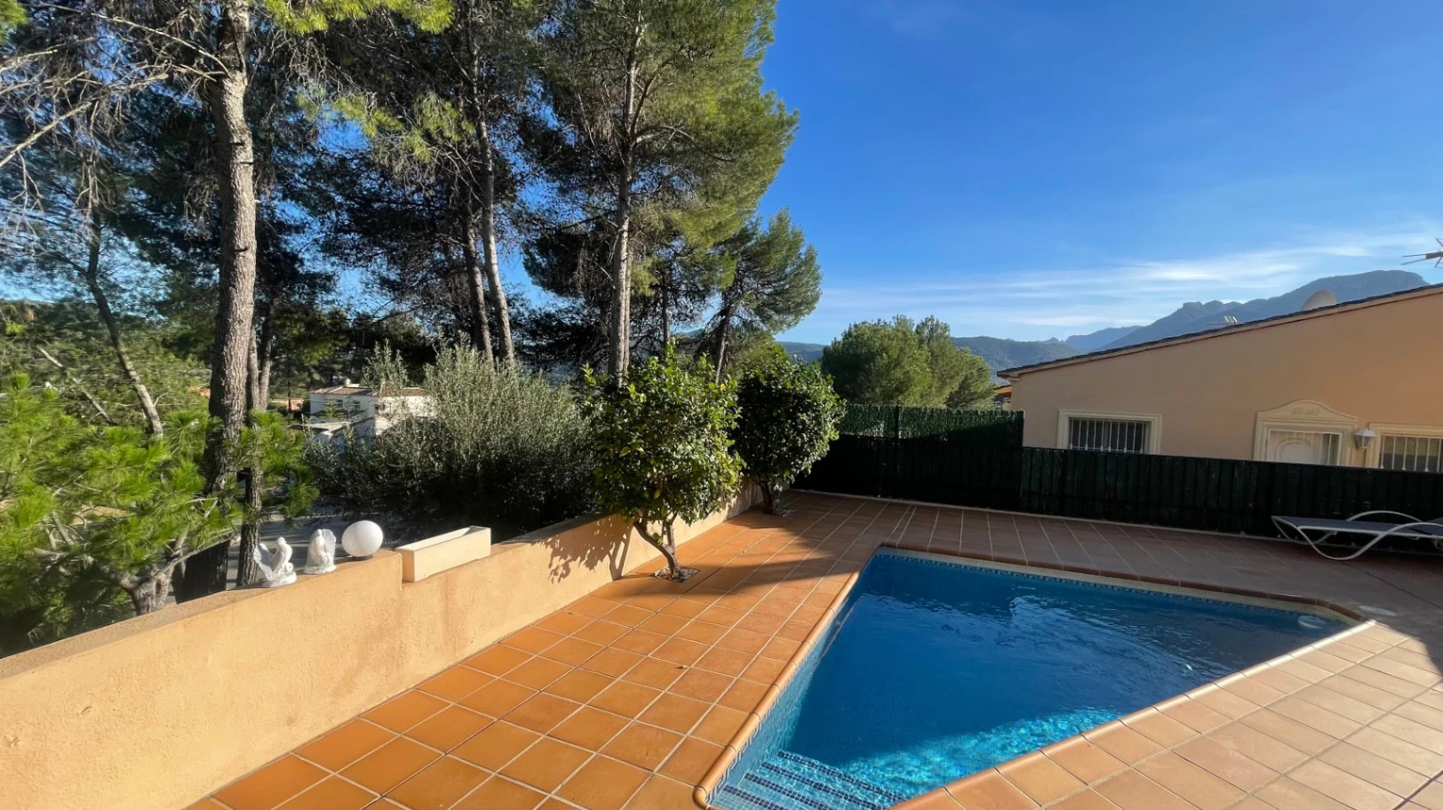Villa for sale in Alcalali: South-facing, private