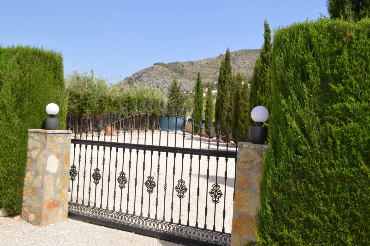 Villa for sale in Alcalali: Private, large south-facing plot, walking distance