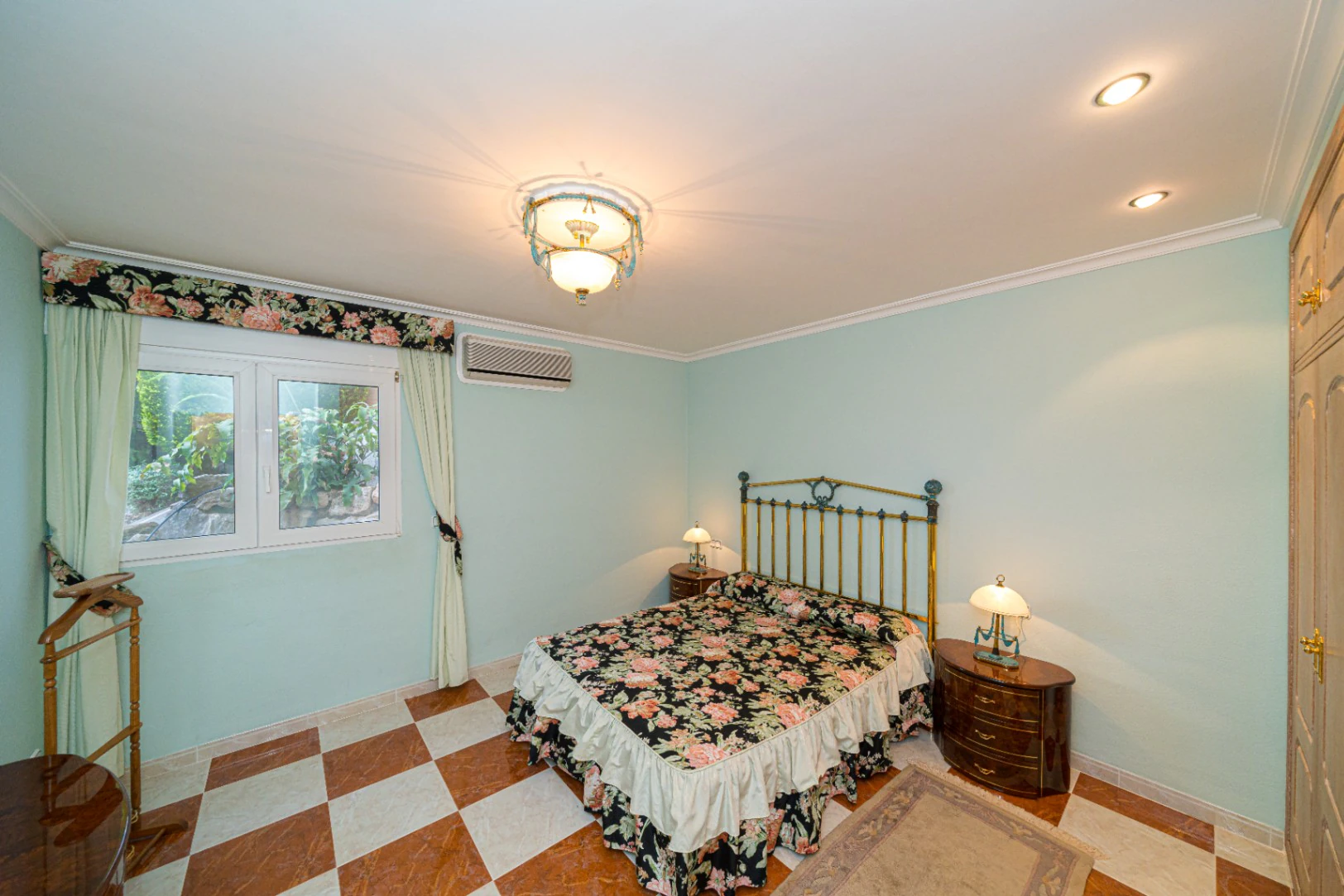 Villa for sale in Denia: Classic and elegant
