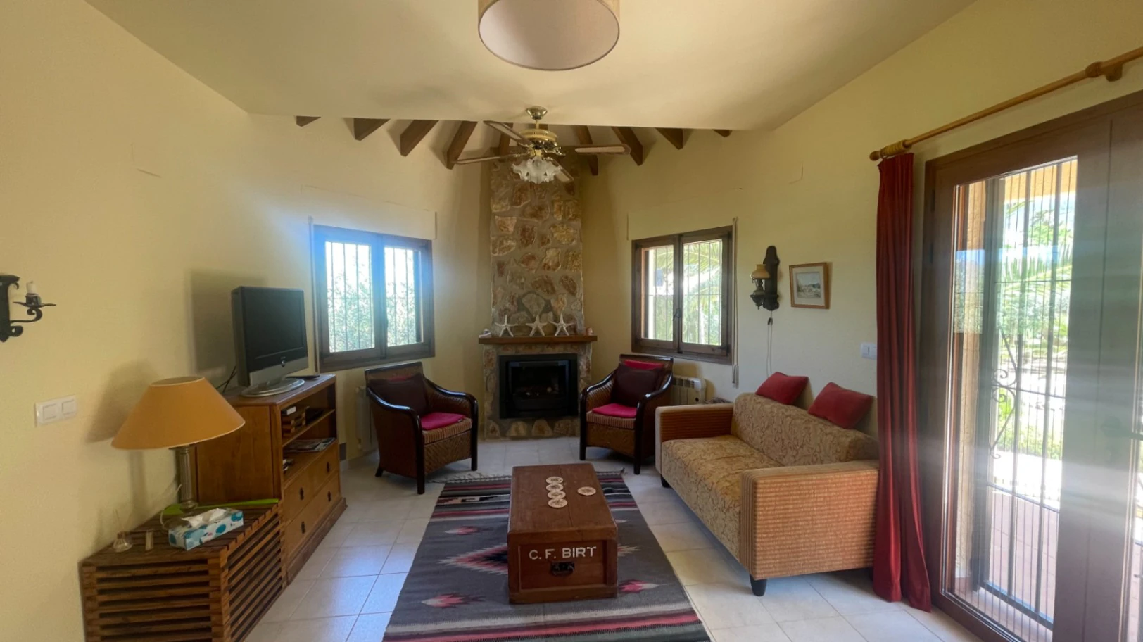For sale in Parcent: Villa on a flat plot of 1346m2