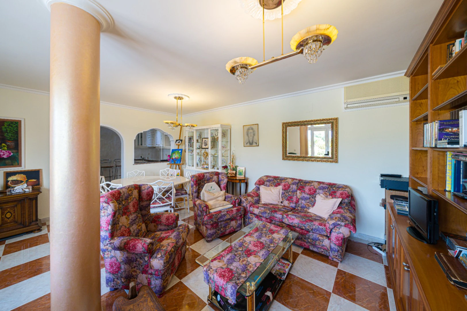Villa for sale in Denia: Classic and elegant