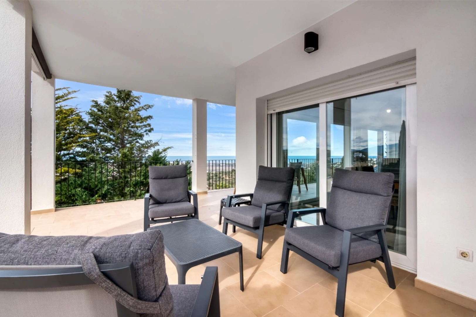 Villa for sale in Rafol: Modern, with sea views