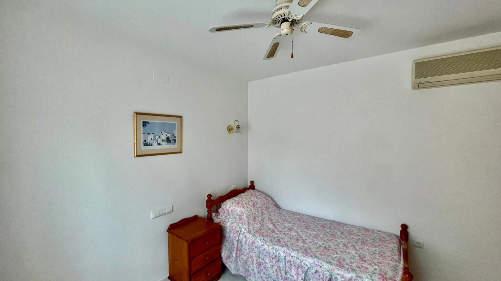 Villa for sale in Alcalali: South-facing, private